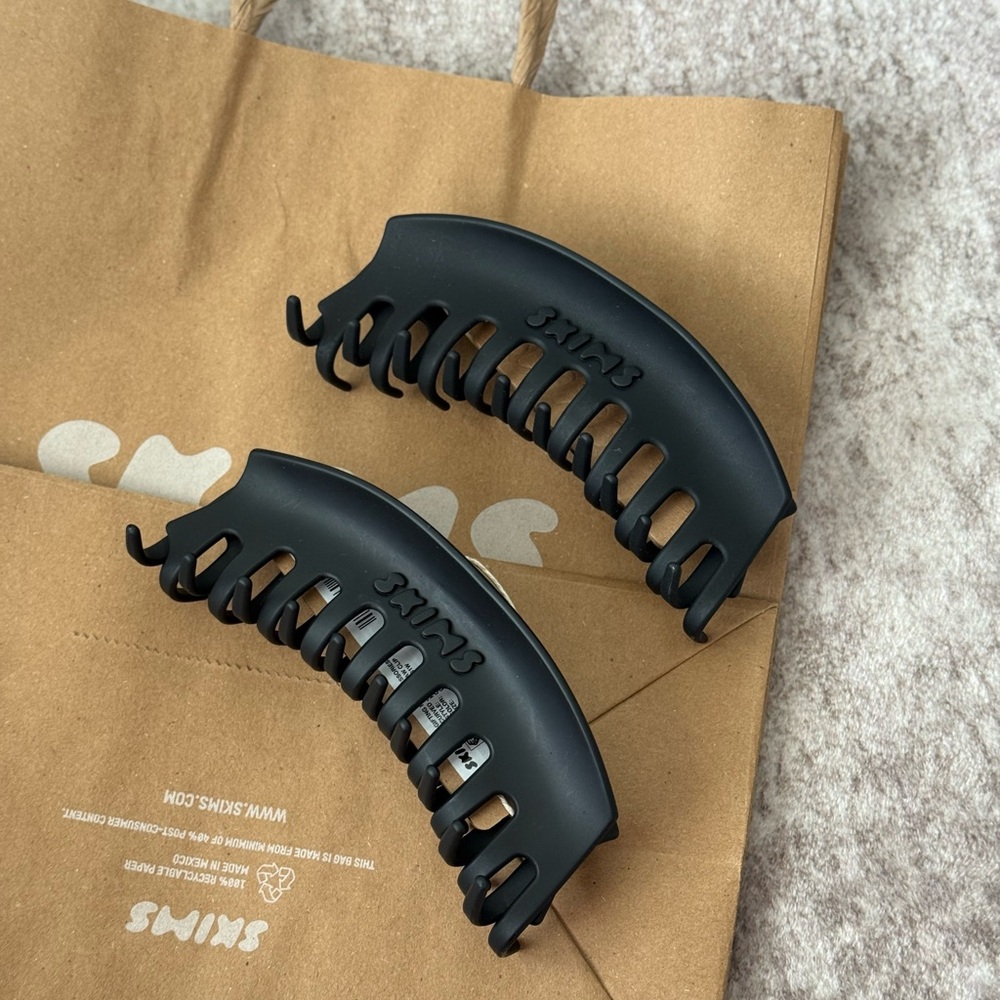 SKIMS Matte Black Large Hair Claw Clips - Pair - Picture 2 of 6